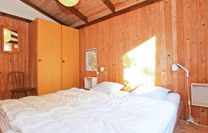2 bedrooms, travel crib, free WiFi