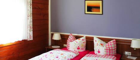 1 Schlafzimmer, Schreibtisch, Bettwäsche