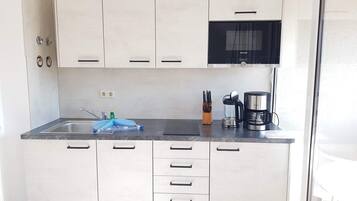 Kühlschrank, Mikrowelle, Ofen, Geschirrspüler