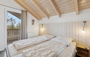 3 bedrooms, travel crib, bed sheets