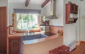 Fridge, stovetop, coffee/tea maker - Cozy home in El Gastor with kitchen (El Gastor)