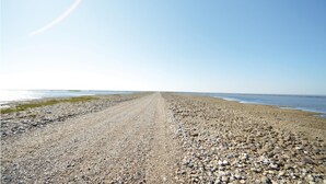 A gravel path leading to a beach with a clear sky. - 4 bedroom amazing home in Ribe (Ribe)