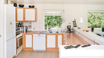 Køleskab, kogeplade, opvaskemaskine, kaffe-/temaskine