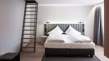Una camera da letto moderna con un letto, una scala, un comodino e una testiera.