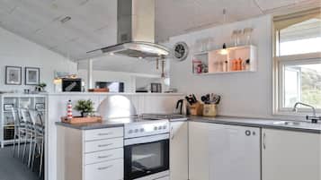 Køleskab, kogeplade, opvaskemaskine, kaffe-/temaskine