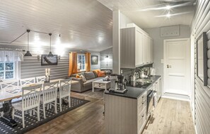 Réfrigérateur, four à micro-ondes, surface de cuisson, lave-vaisselle