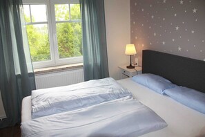 2 bedrooms, travel cot, WiFi