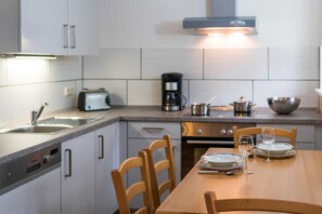 Køleskab, mikrobølgeovn, højstol