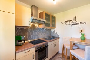 KĂŒhlschrank, Ofen, Kochgeschirr/Geschirr/Besteck