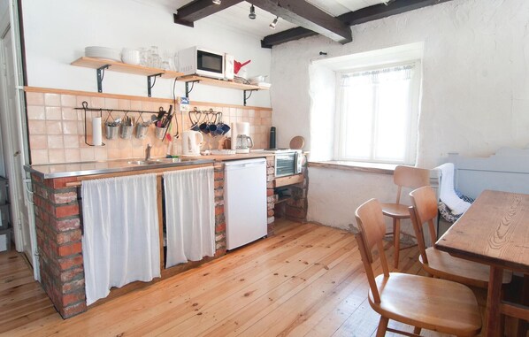 Réfrigérateur, micro-ondes, plaque de cuisson, cafetière/bouilloire