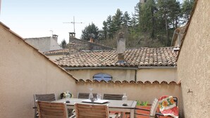 Outdoor dining - Cozy home in Reillanne with WiFi (Reillanne)
