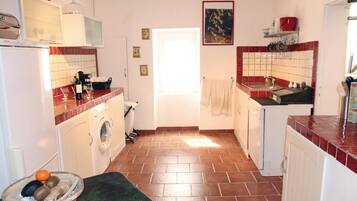 Frigorifero, piano cottura, lavastoviglie, macchina per tè/caffè