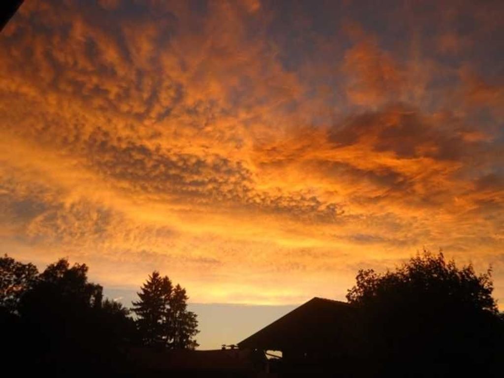 Ein Sonnenuntergang mit einem wolkenreichen Himmel.