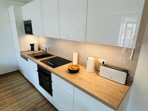 Kühlschrank, Mikrowelle, Ofen, Geschirrspüler