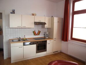 Kylskåp, ugn, diskmaskin och kaffe- och tebryggare
