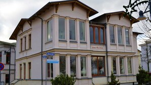 A two-story building with a sign reading "Hans Meerblick" on the second floor. There are multiple windows on each floor, and a street sign for "Dunenstraße" is visible on the ground floor. - Apartment 9 - Villa Meerblick - Ledwig, Villa Sea view (Heringsdorf)