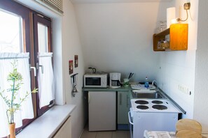 Kühlschrank, Mikrowelle, Ofen, Hochstuhl