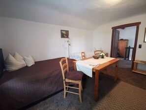 1 bedroom, bed sheets - Multi-bed room - Ferienhof Sarodnick (Lauta)