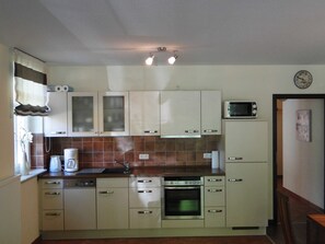 Kühlschrank, Mikrowelle, Ofen, Geschirrspüler