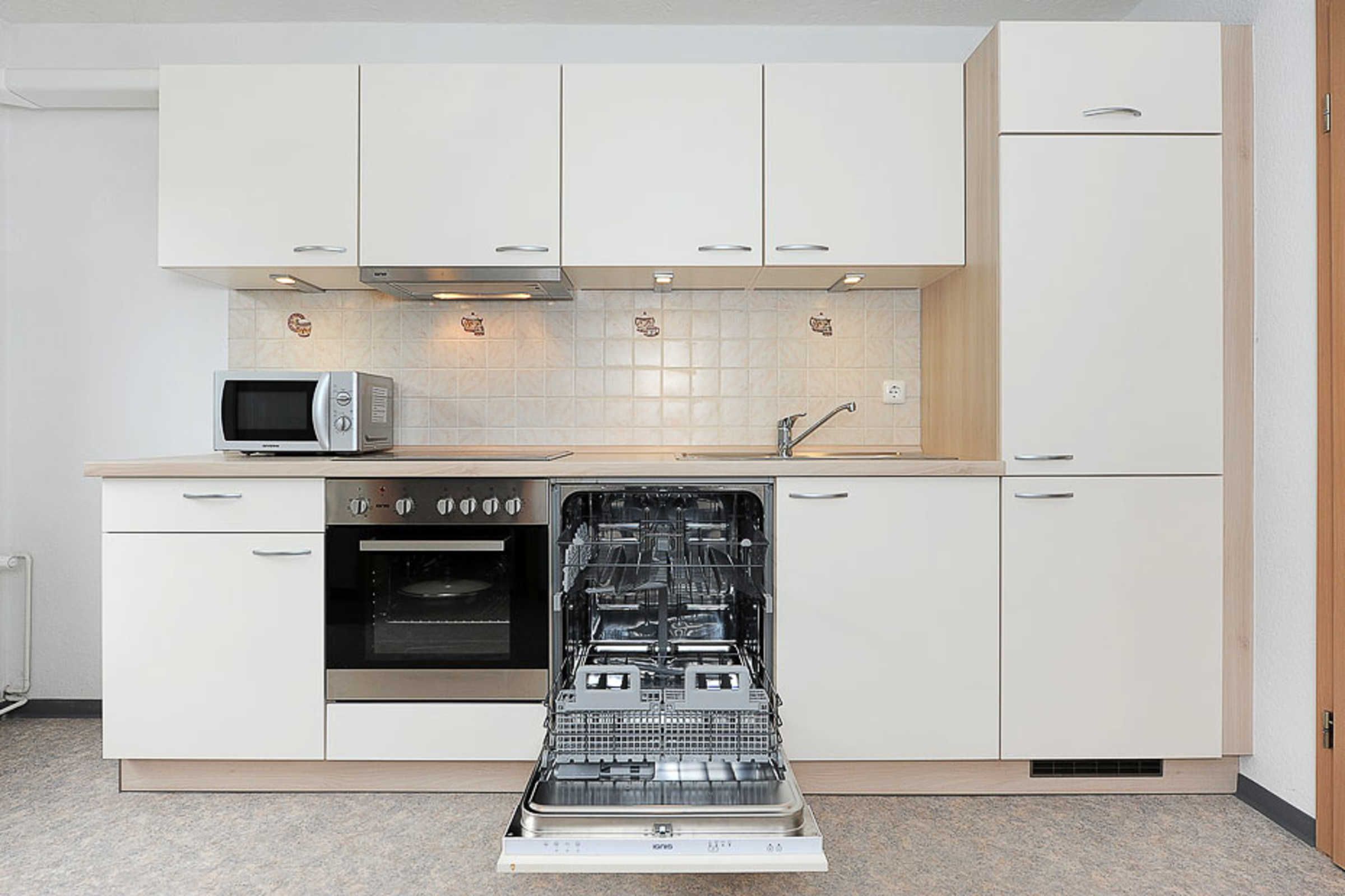 Frigorífico, microondas, horno y lavavajillas