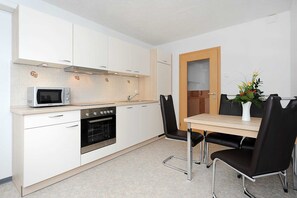 Kühlschrank, Mikrowelle, Ofen, Geschirrspüler