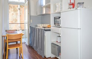 Réfrigérateur, plaque de cuisson, cafetière/bouilloire