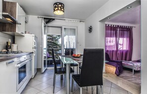 Kühlschrank, Herdplatte, Wasserkocher mit Kaffee-/Teezubehör