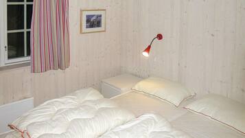 2 bedrooms, travel cot, free WiFi, bed sheets