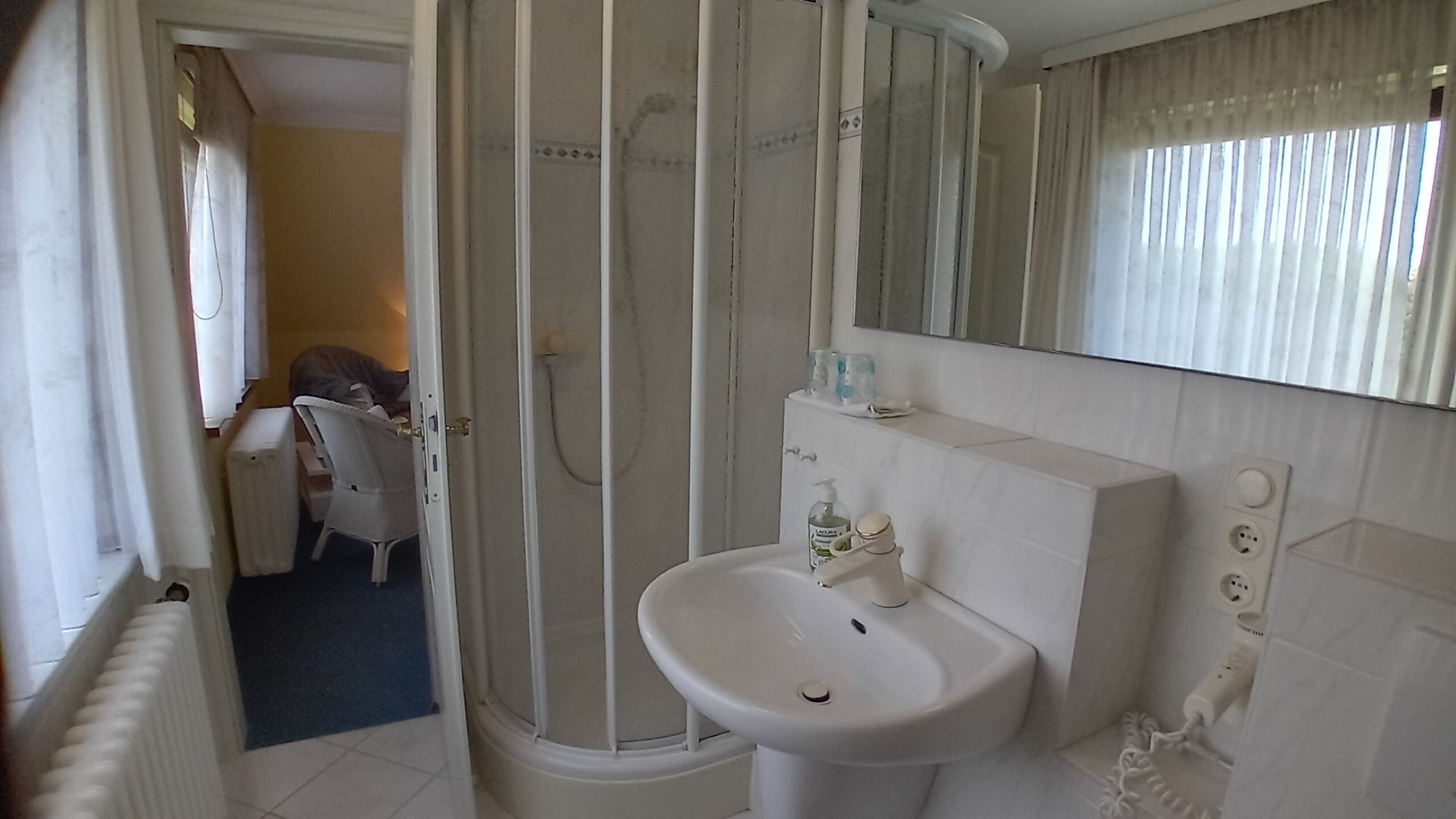 Douche, sèche-cheveux, serviettes fournies