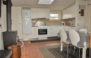 Réfrigérateur, four à micro-ondes, surface de cuisson, lave-vaisselle