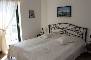 2 soveværelser, pengeskab på værelset, skrivebord, weekendseng