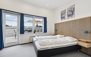 4 bedrooms, travel crib, free WiFi