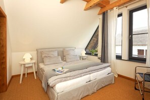 3 bedrooms, in-room safe, iron/ironing board, travel cot