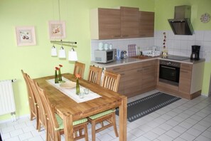 Frigorifero, microonde, forno, seggiolone