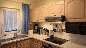 Kühlschrank, Mikrowelle, Ofen, Wasserkocher mit Kaffee-/Teezubehör