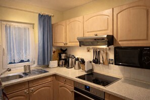 Réfrigérateur, four à micro-ondes, un four, cafetière-théière