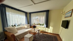 Un salon confortable avec un canapé, une petite table et un tapis.