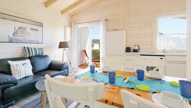Acogedor interior de cabaña con sala de estar, comedor y kitchenette.
