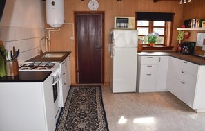 Refrigerador, microondas, parrilla de estufa y cafetera y tetera 
