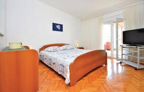 4 bedrooms, travel crib, free WiFi, bed sheets