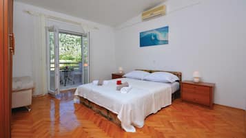 4 bedrooms, travel cot, free WiFi, bed sheets