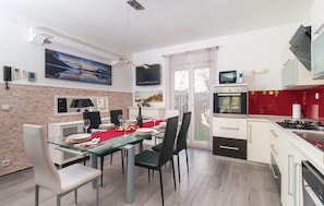 Fridge, microwave, stovetop, dishwasher