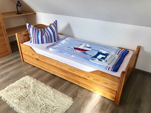 2 sovrum, resesäng och sängkläder