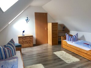 2 Schlafzimmer, Reisekinderbett, Bettwäsche