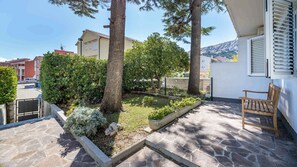 Property grounds - Holiday apartment with garden and air conditioning (Baška)