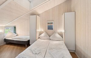 5 bedrooms, travel crib, free WiFi