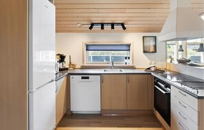 Frigorífico, microondas, placa de cocina y lavavajillas