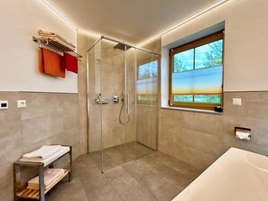 Shower, hair dryer, towels, soap - Apartment White - Apartment Zut (Ahorntal)