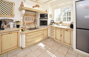 Réfrigérateur, micro-ondes, plaque de cuisson, lave-vaisselle