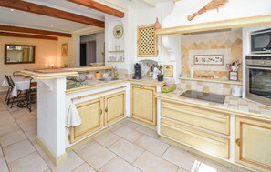 Réfrigérateur, micro-ondes, plaque de cuisson, lave-vaisselle